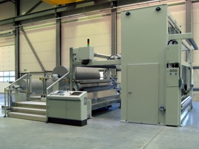 Double-station unwinder with accumulator