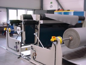 Double-station unwinder with automated splicing Double-station unwinder with automated splicing